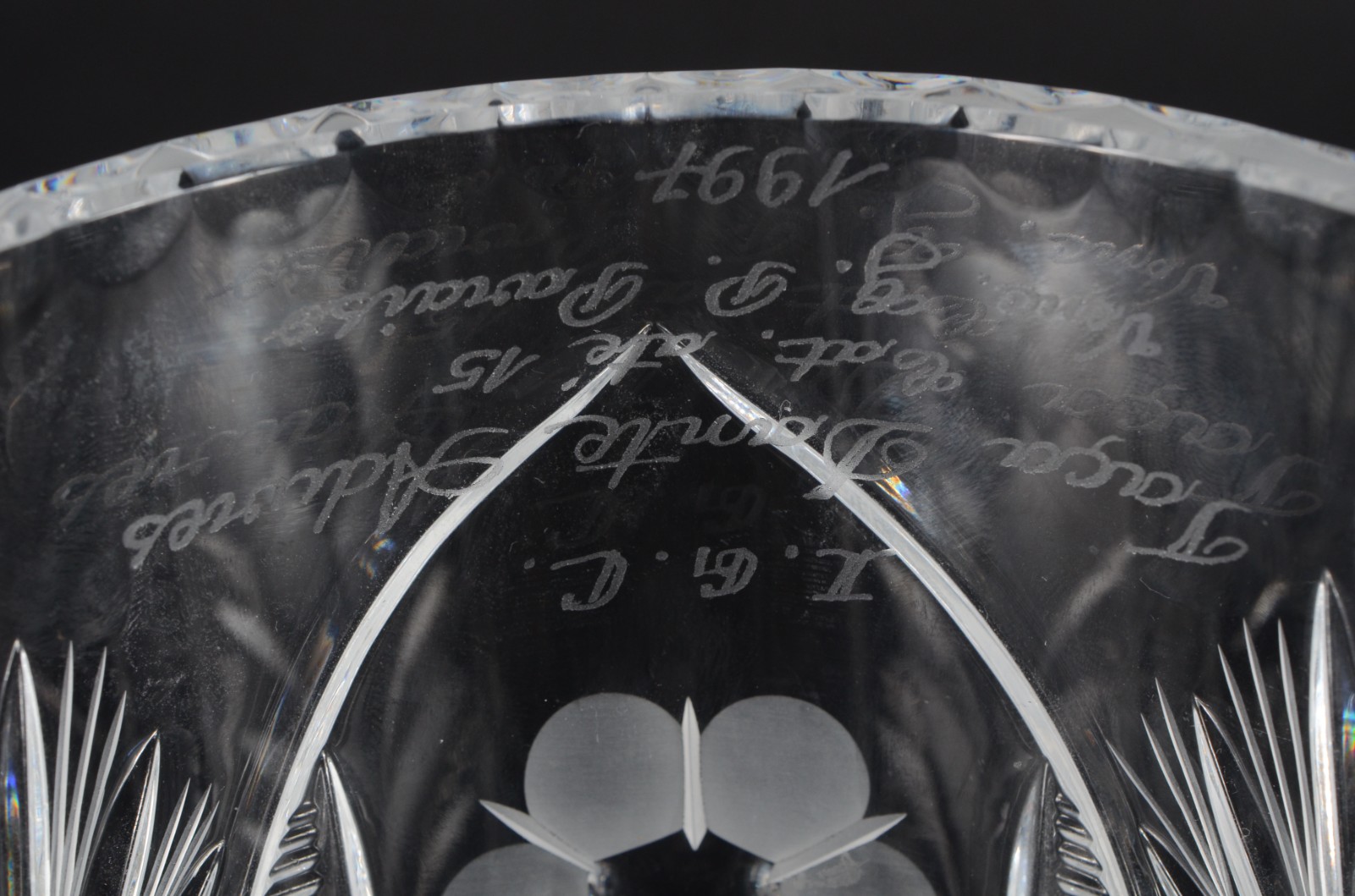 Três peças diversas, sendo: vaso de cristal, floreira de metal com 2... - foto 7 de 11