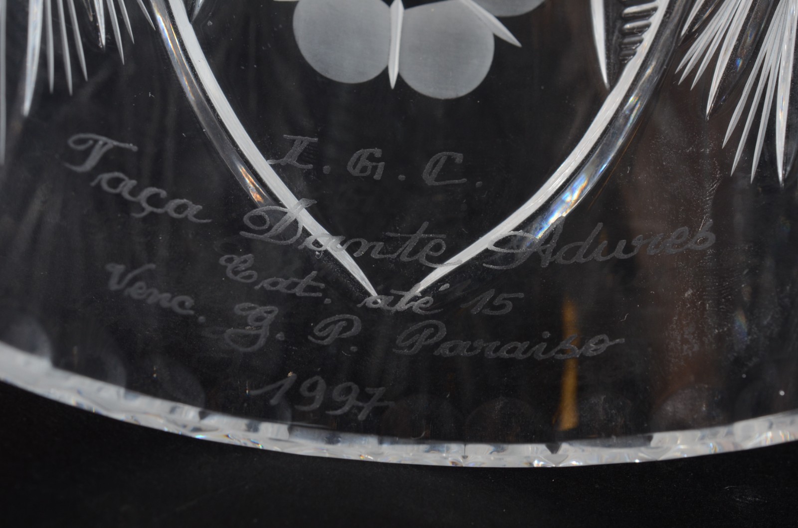 Três peças diversas, sendo: vaso de cristal, floreira de metal com 2... - foto 8 de 11