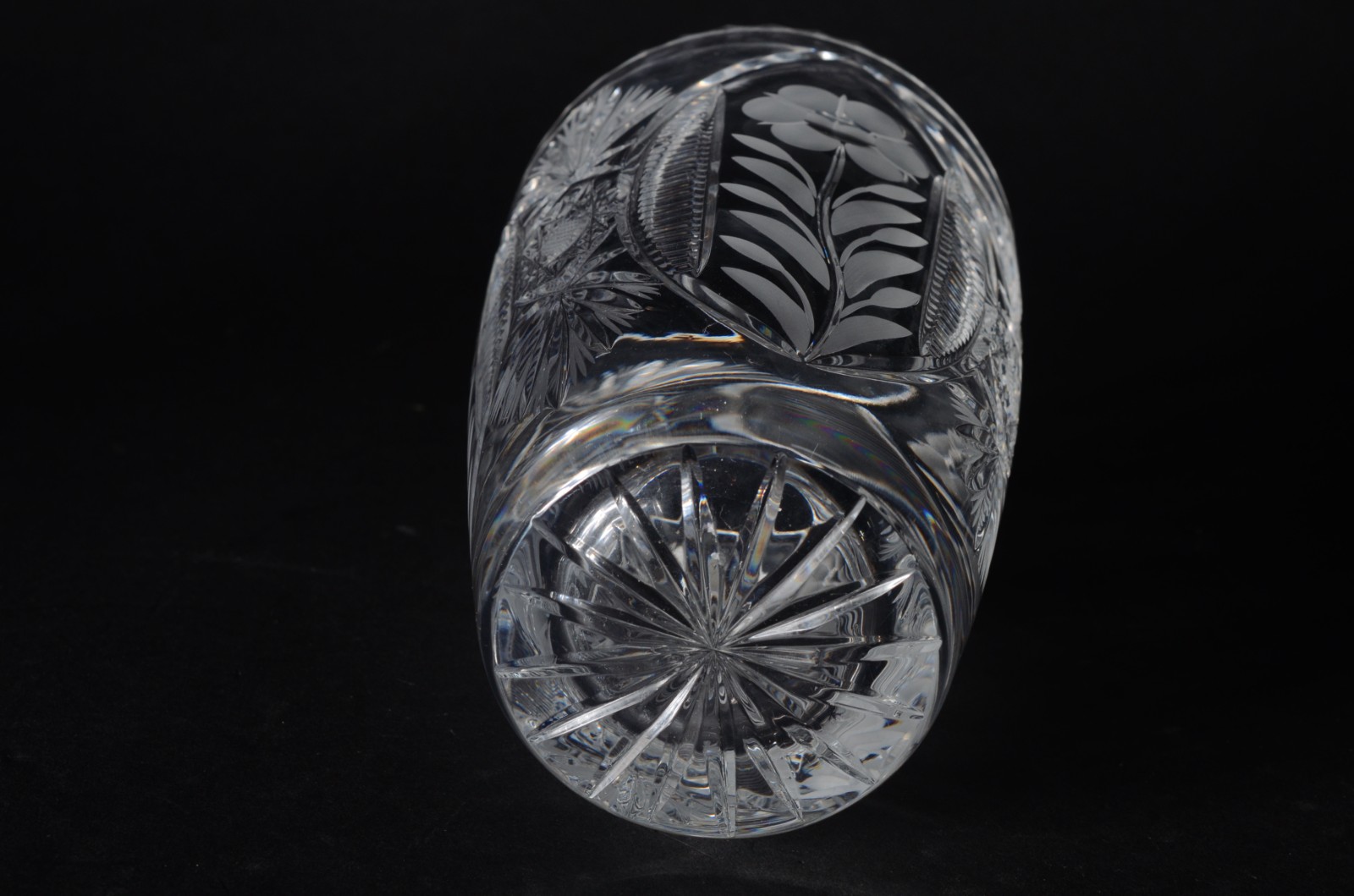 Três peças diversas, sendo: vaso de cristal, floreira de metal com 2... - foto 10 de 11