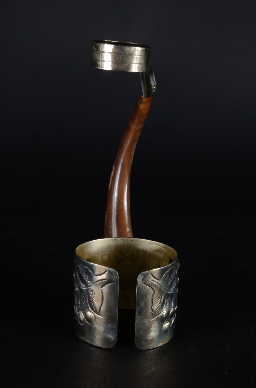 Três peças diversas, sendo: vaso de cristal, floreira de metal com 2... - foto 11 de 11