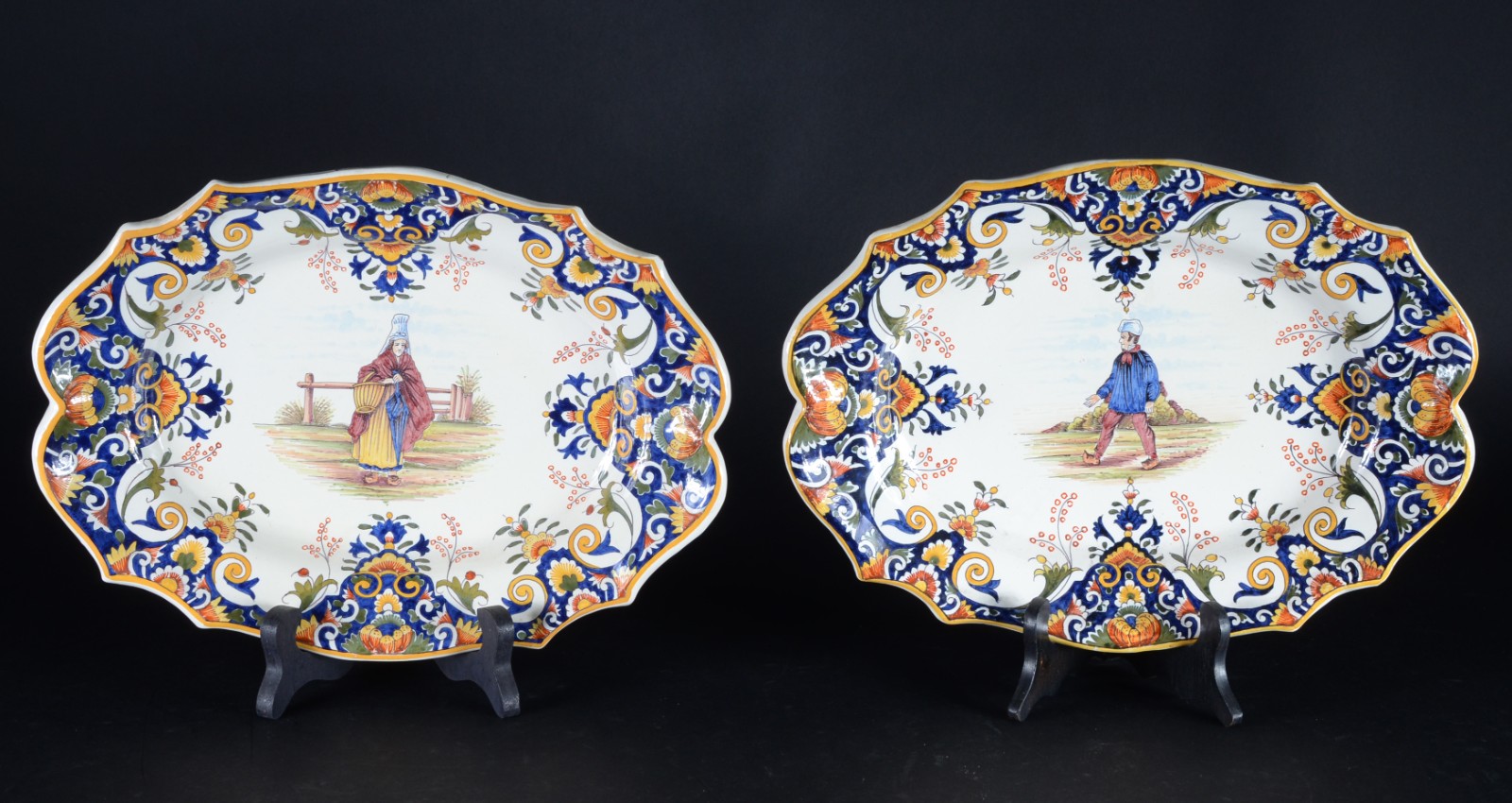 Par de travessas de cerâmica francesa decoradas com figuras de... - foto 1 de 5