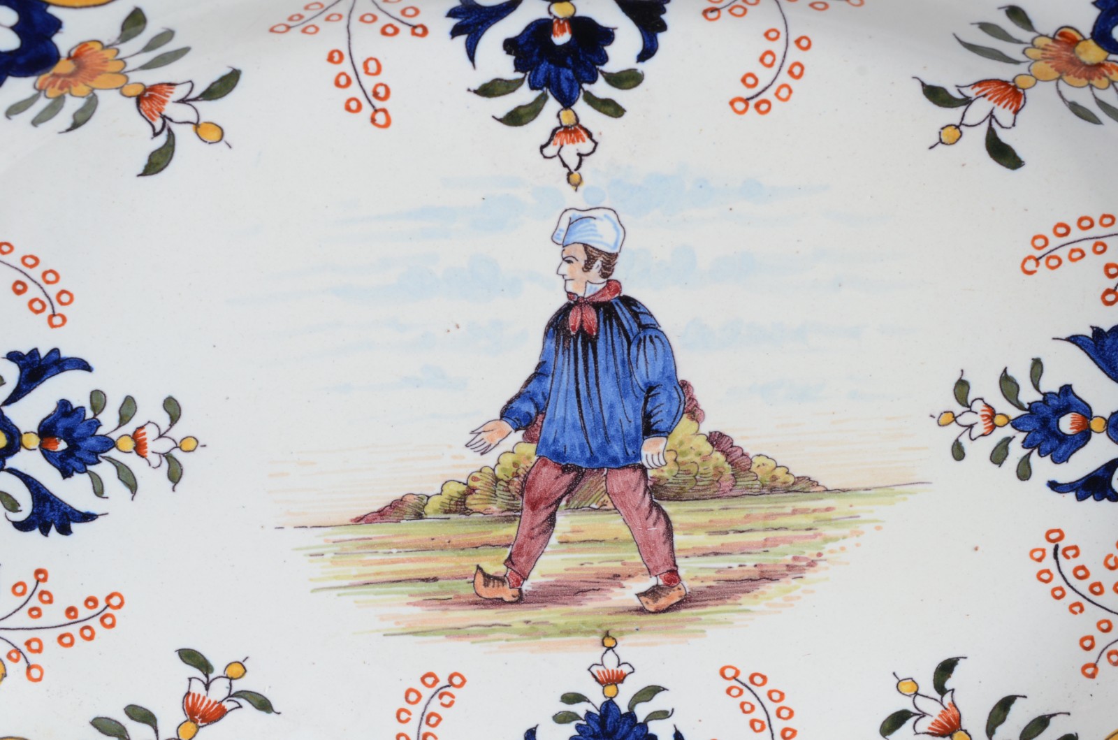 Par de travessas de cerâmica francesa decoradas com figuras de... - foto 3 de 5