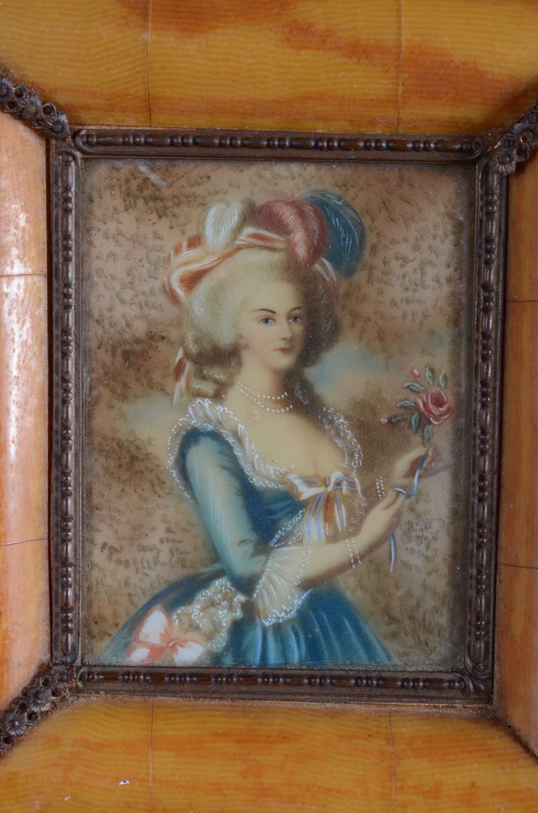 Duas peças, sendo: miniatura pintada com figura feminina dama antiga... - foto 2 de 9