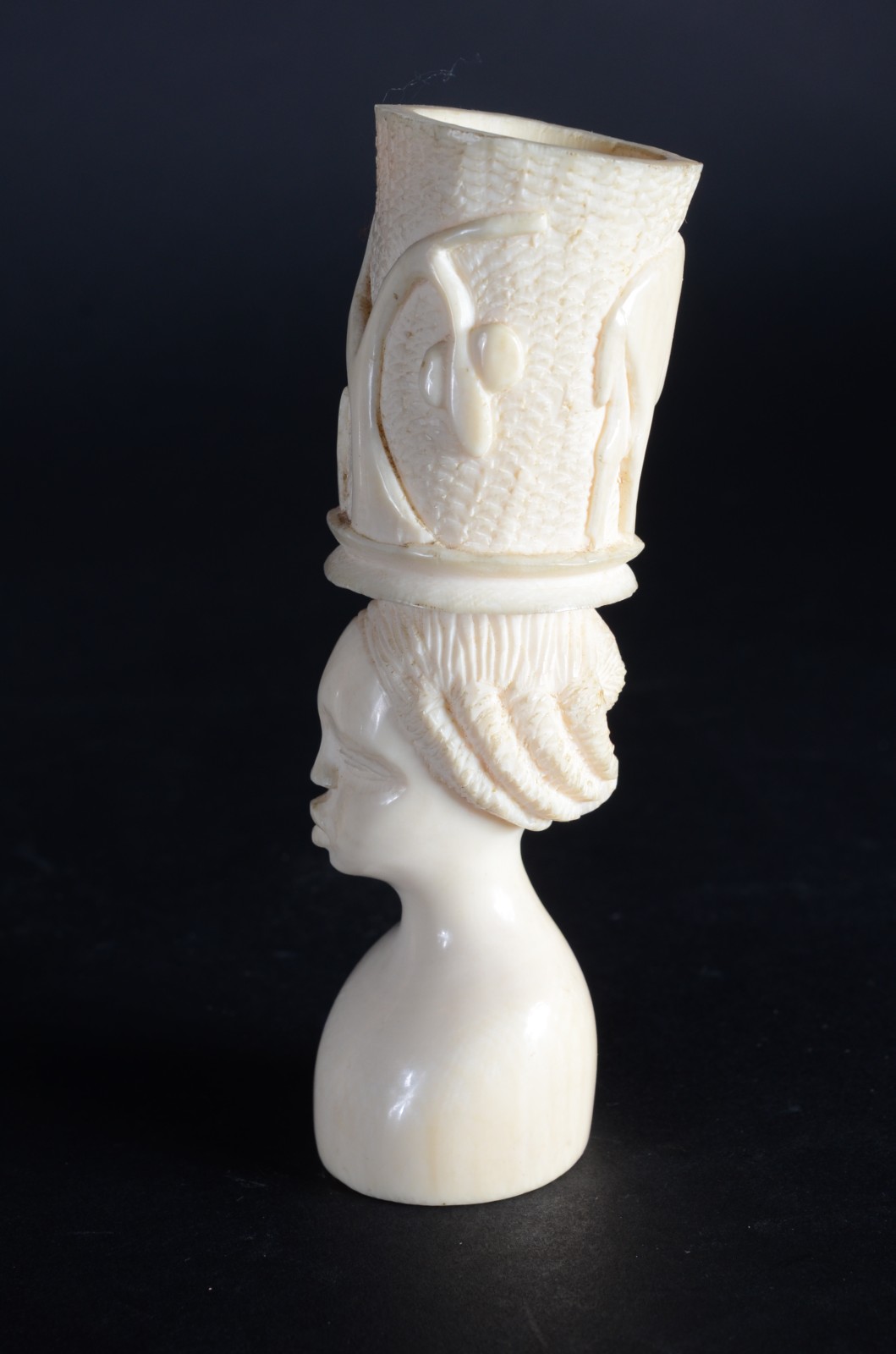 Duas peças, sendo: miniatura pintada com figura feminina dama antiga... - foto 5 de 9