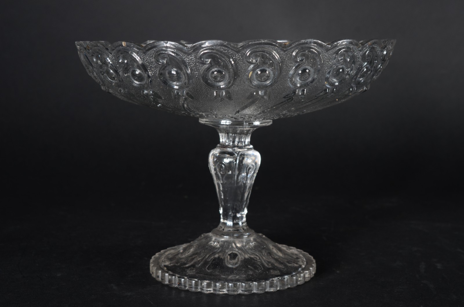 Antiga fruteira de pé alto de cristal com guirlandas em relevo. - foto 1 de 4