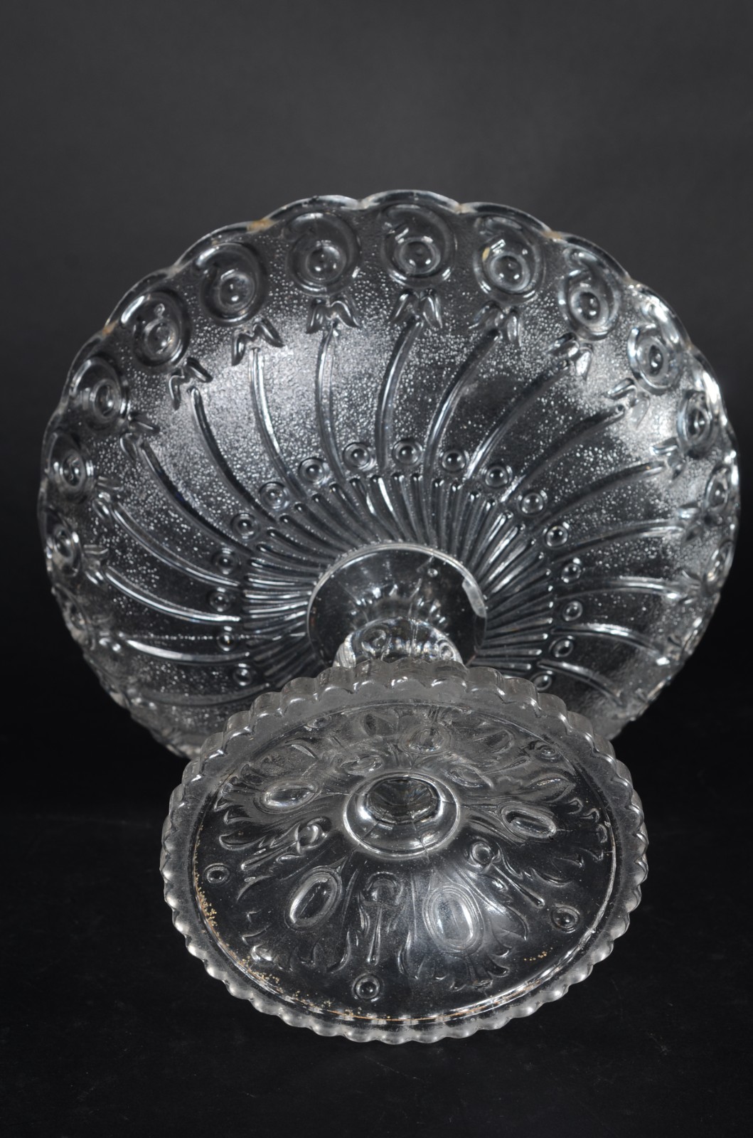 Antiga fruteira de pé alto de cristal com guirlandas em relevo. - foto 4 de 4