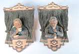 Par de placas floreiras de cerâmica europeia po... - Par de placas floreiras de cerâmica europeia policromada representando "casal na janela", interior de metal. Pequenos bicados. Marcados e numera...