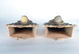 Par de placas floreiras de cerâmica europeia po... - Par de placas floreiras de cerâmica europeia policromada representando "casal na janela", interior de metal. Pequenos bicados. Marcados e numera...