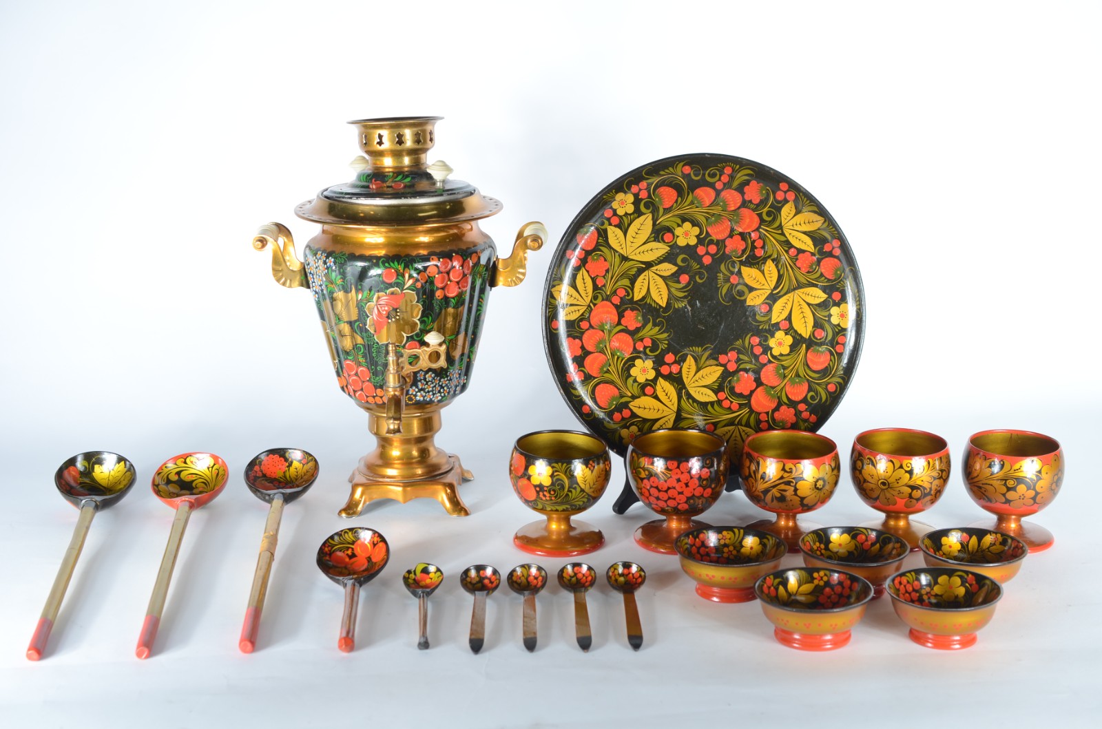 Conjunto russo para chá, composto de: samovar de metal dourado, 6... - foto 1 de 11