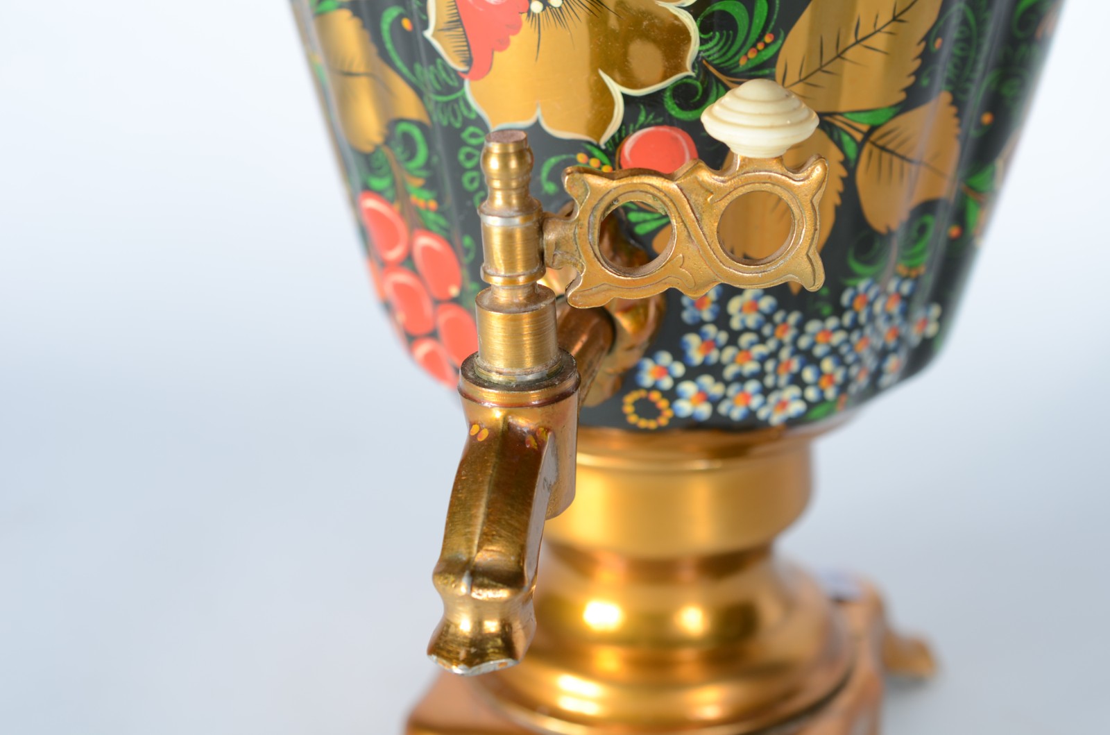 Conjunto russo para chá, composto de: samovar de metal dourado, 6... - foto 3 de 11