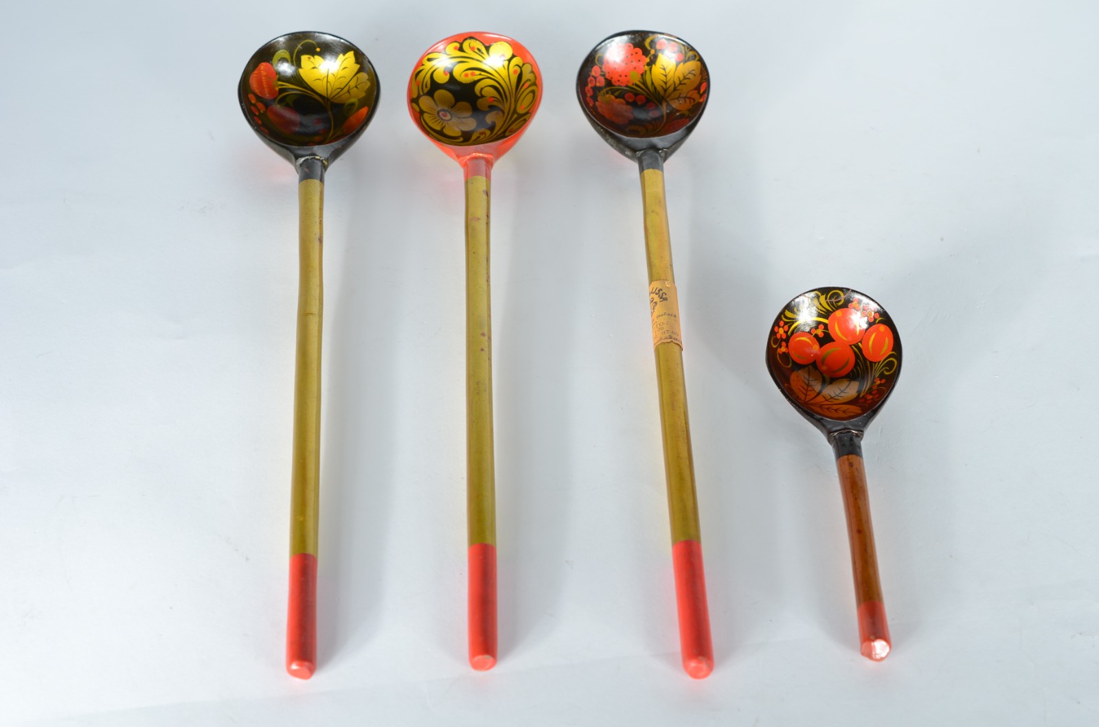 Conjunto russo para chá, composto de: samovar de metal dourado, 6... - foto 6 de 11