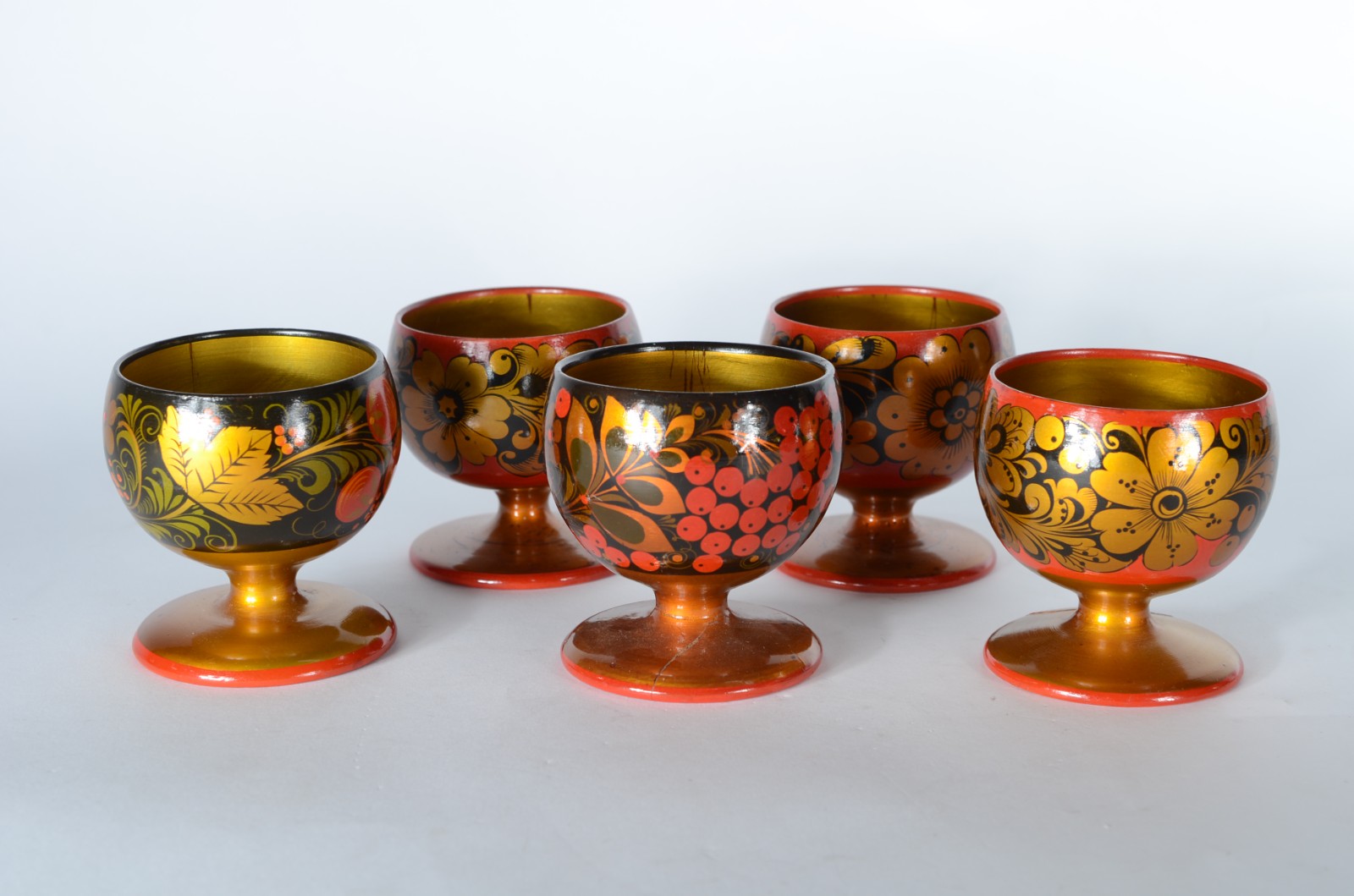 Conjunto russo para chá, composto de: samovar de metal dourado, 6... - foto 7 de 11