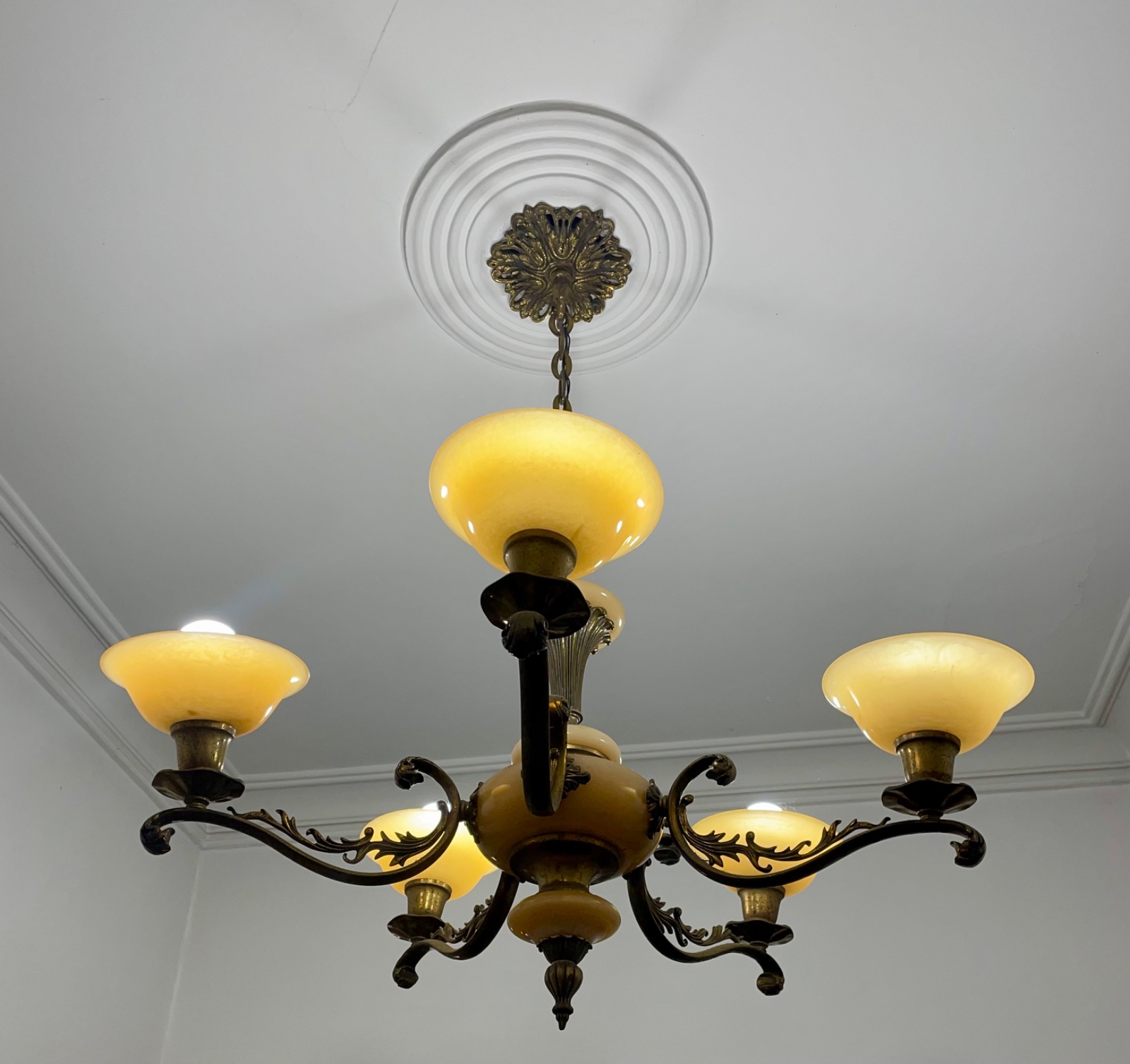 Lustre de metal para 5 luzes com mangas de resina simulando alabastro. - foto 4 de 8