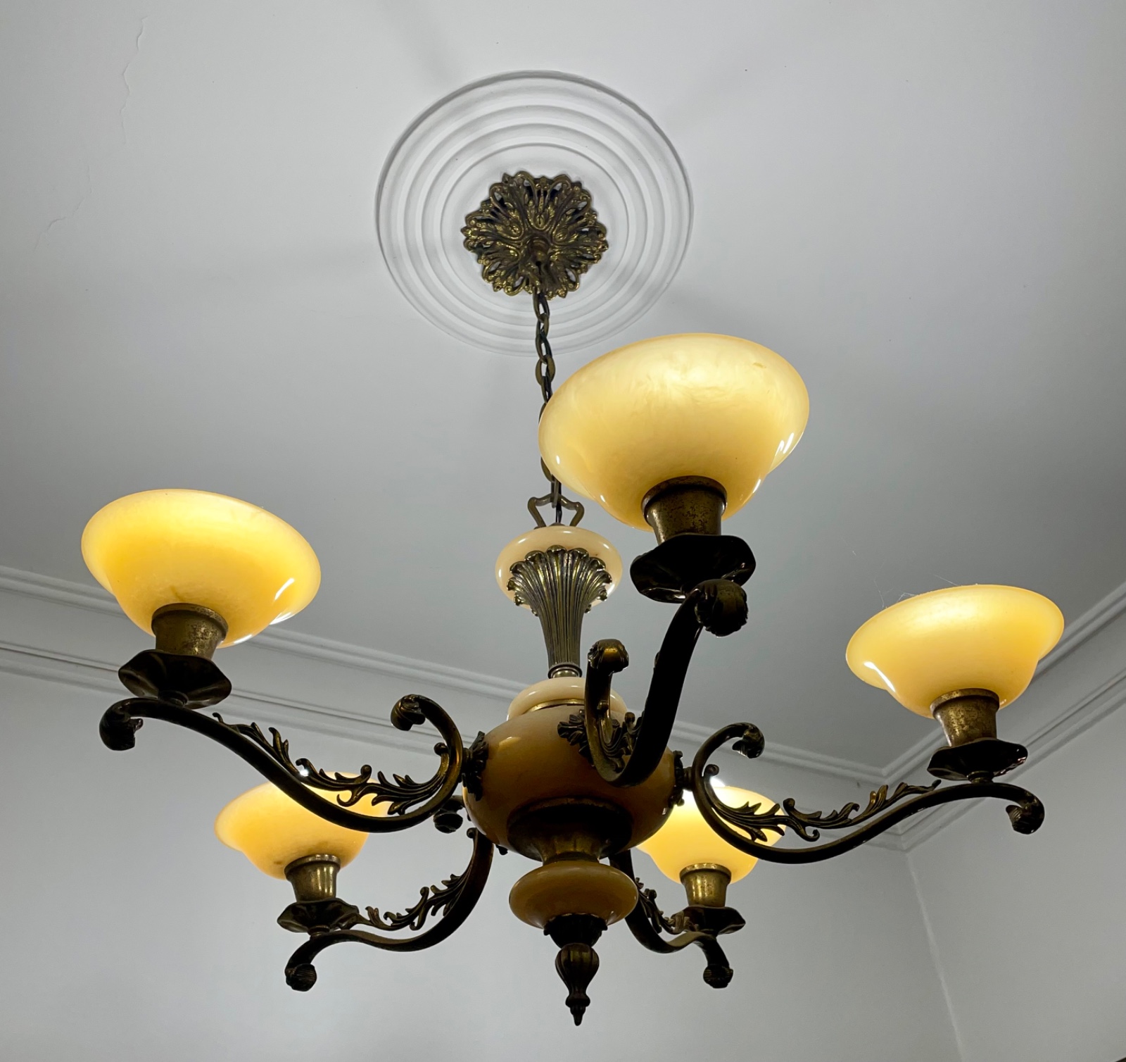 Lustre de metal para 5 luzes com mangas de resina simulando alabastro. - foto 6 de 8
