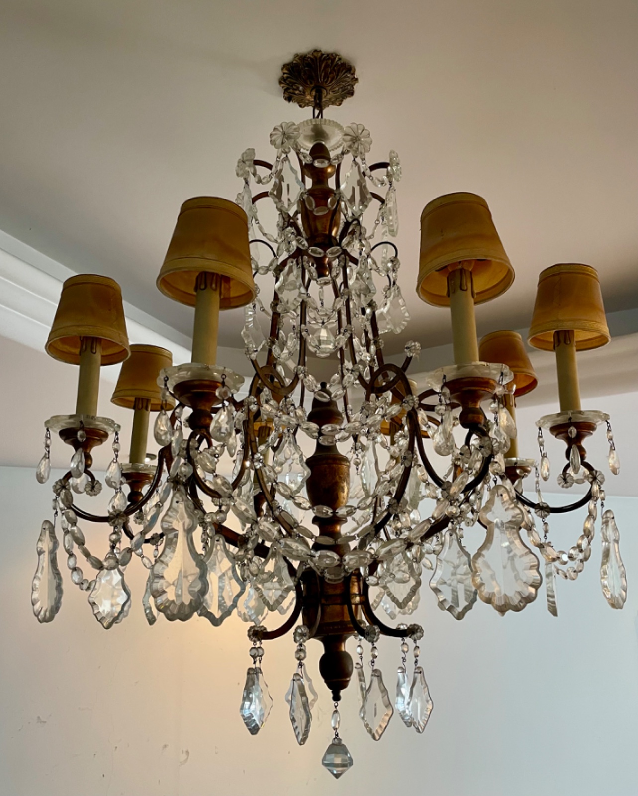 Elegante lustre estilo Versailles, estrutura de metal dourado com... - foto 2 de 7