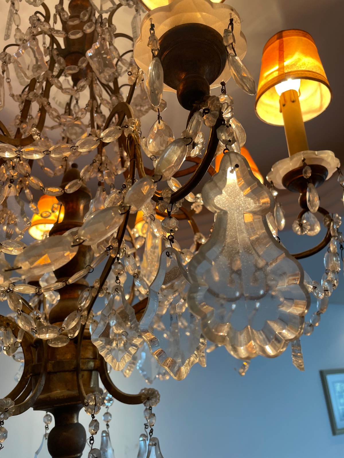 Elegante lustre estilo Versailles, estrutura de metal dourado com... - foto 3 de 7