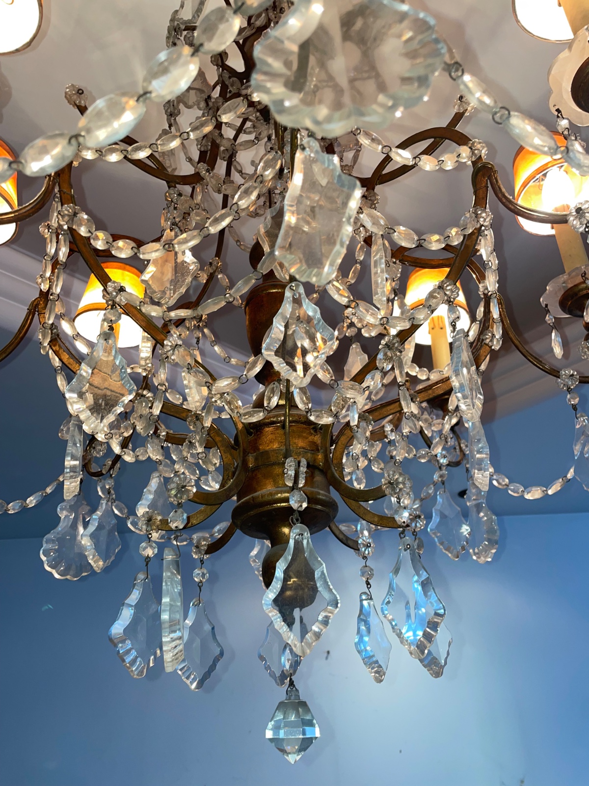 Elegante lustre estilo Versailles, estrutura de metal dourado com... - foto 4 de 7