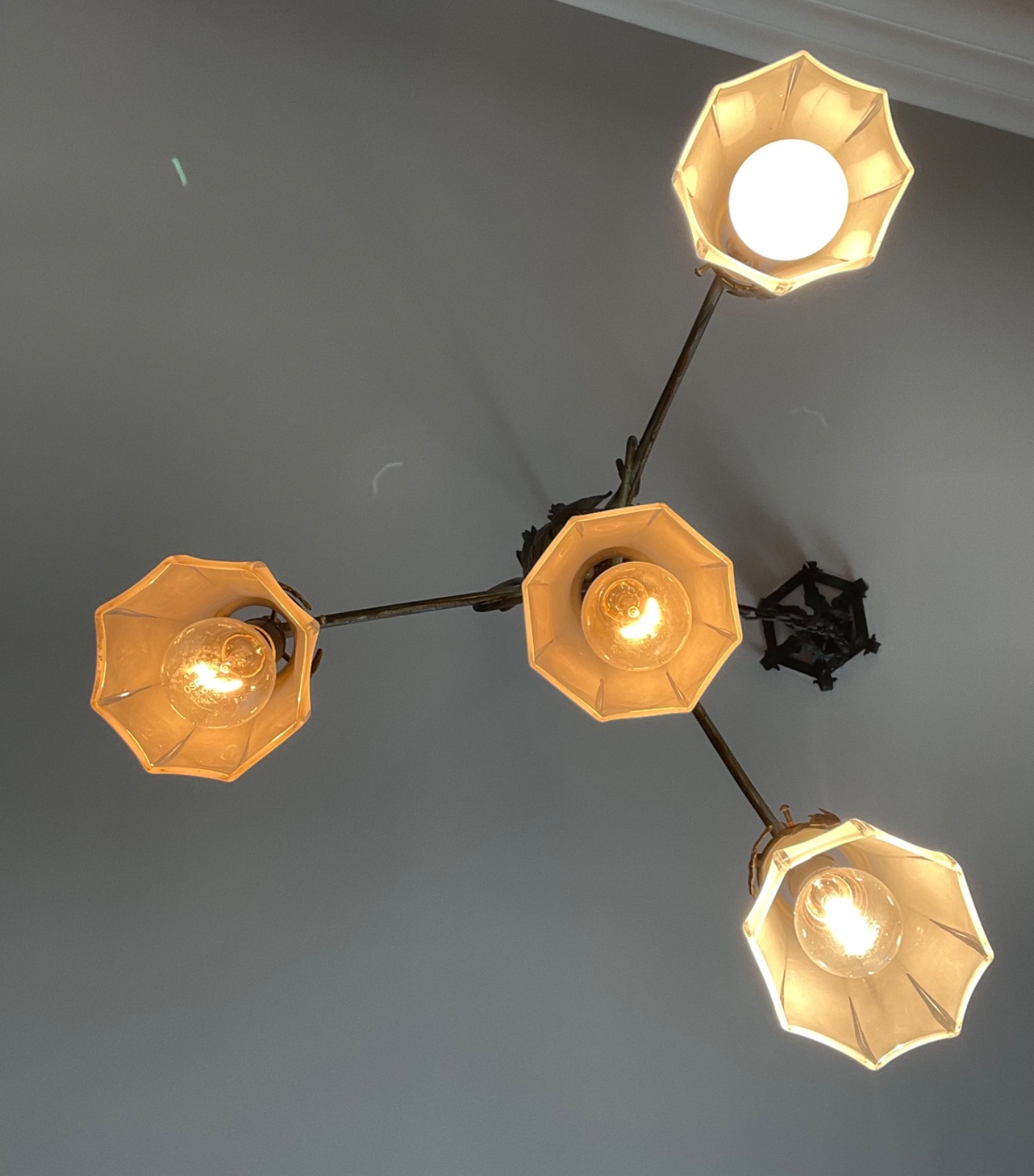 Lustre de metal para 4 luzes. Uma manga de vidro quebrada. - foto 3 de 6