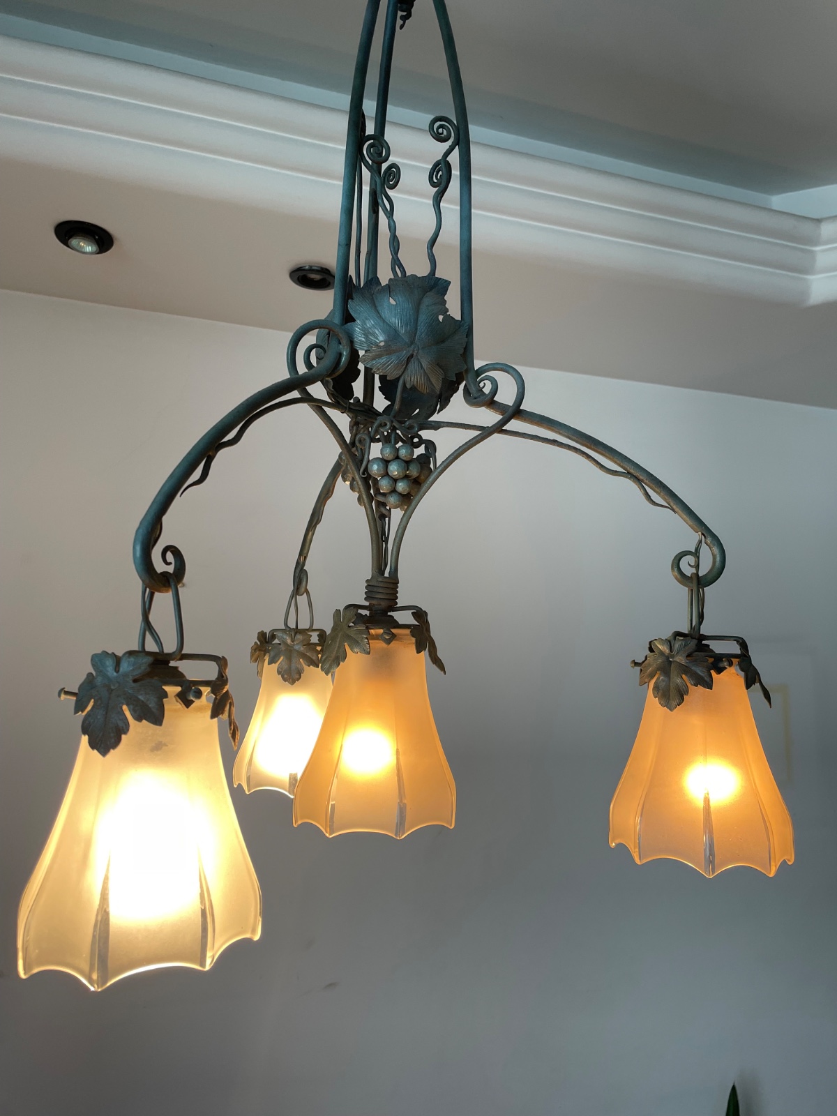 Lustre de metal para 4 luzes. Uma manga de vidro quebrada. - foto 4 de 6