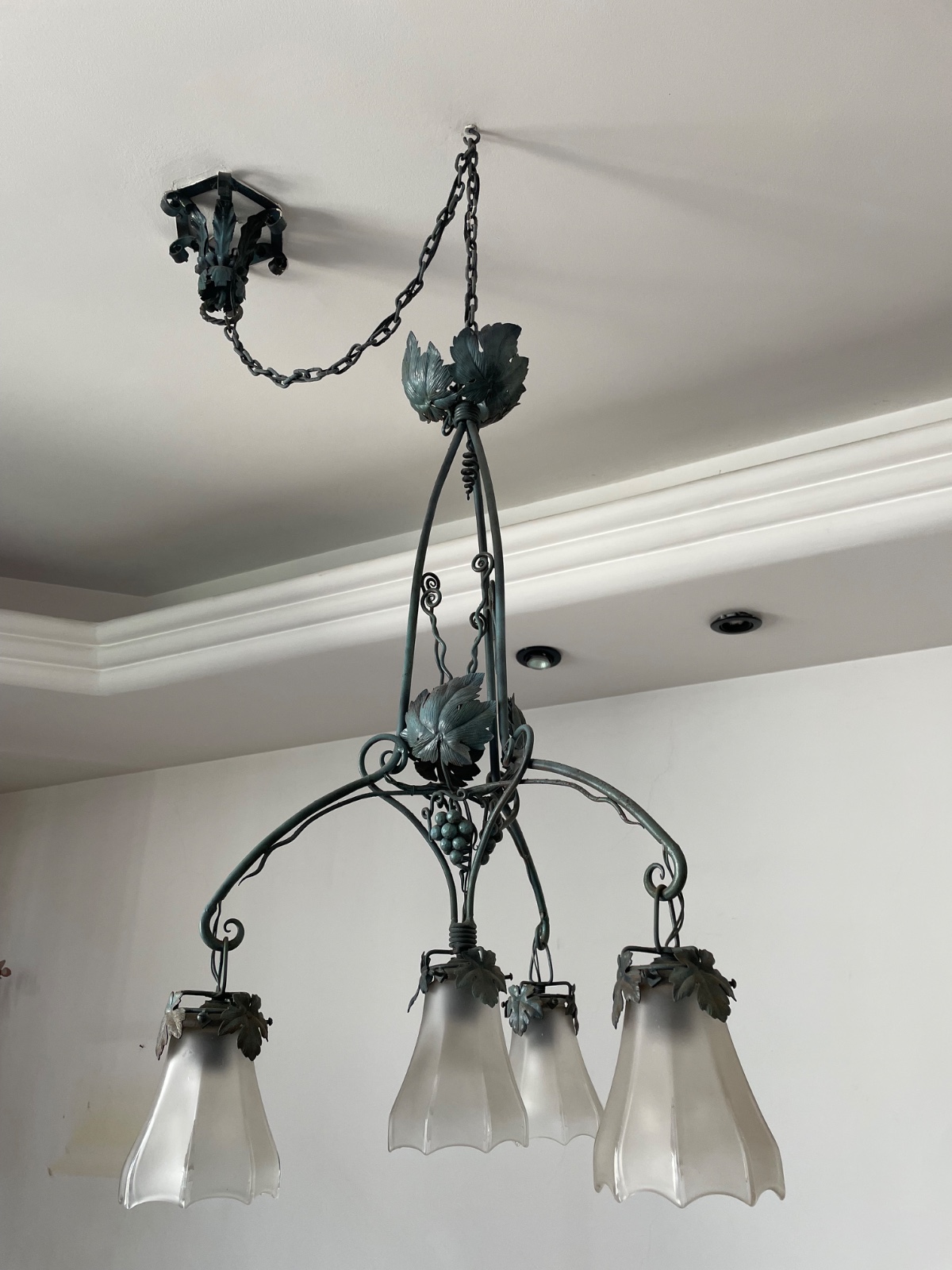 Lustre de metal para 4 luzes. Uma manga de vidro quebrada. - foto 6 de 6