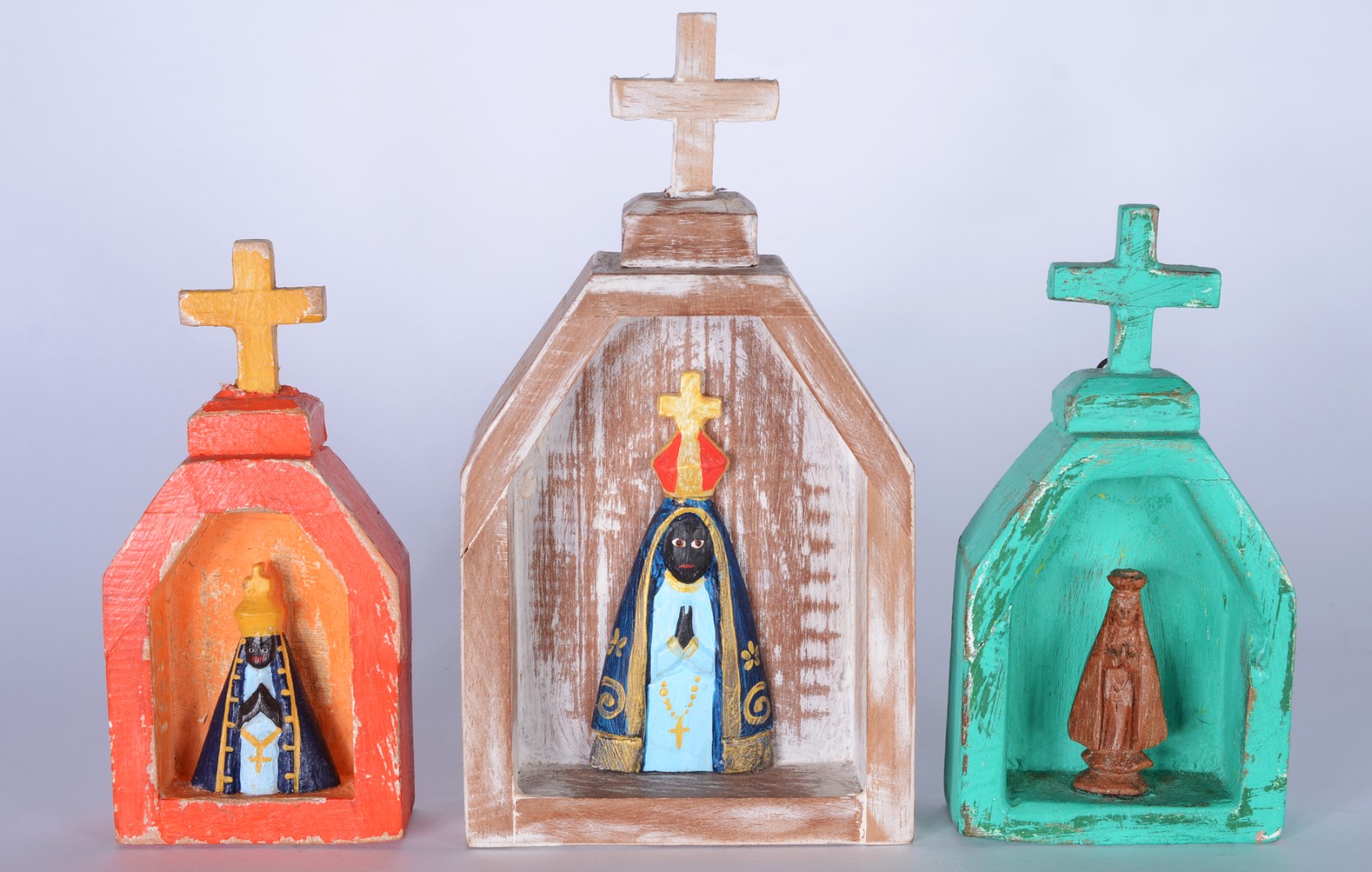Três capelinhas de madeira pintada com Nossa Senhora. Parte do acervo... - foto 1 de 6