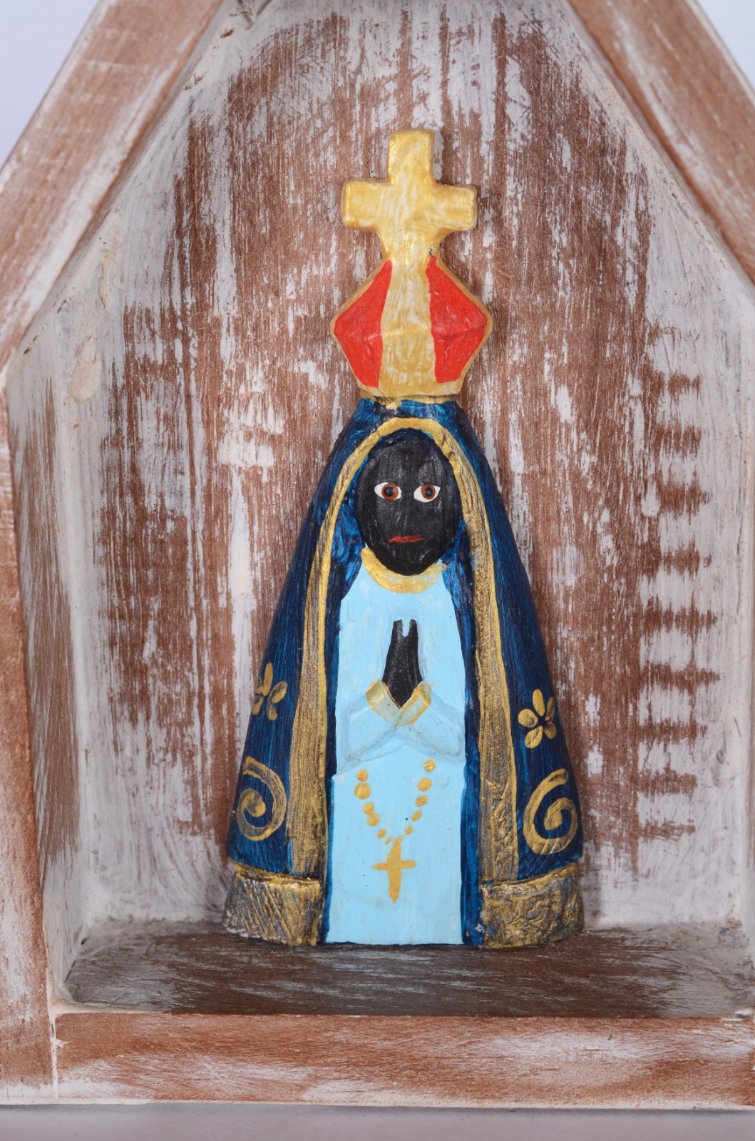 Três capelinhas de madeira pintada com Nossa Senhora. Parte do acervo... - foto 2 de 6