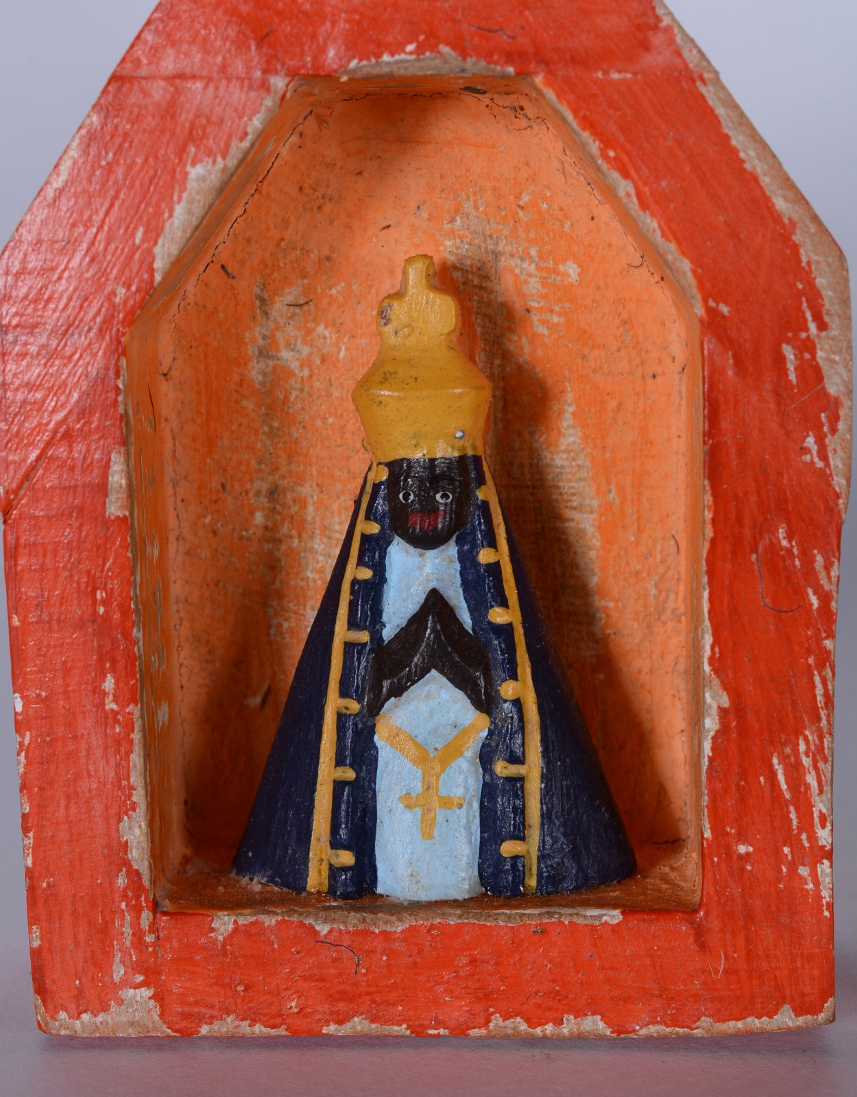 Três capelinhas de madeira pintada com Nossa Senhora. Parte do acervo... - foto 3 de 6