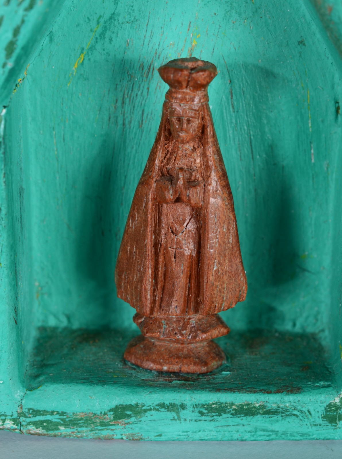 Três capelinhas de madeira pintada com Nossa Senhora. Parte do acervo... - foto 5 de 6