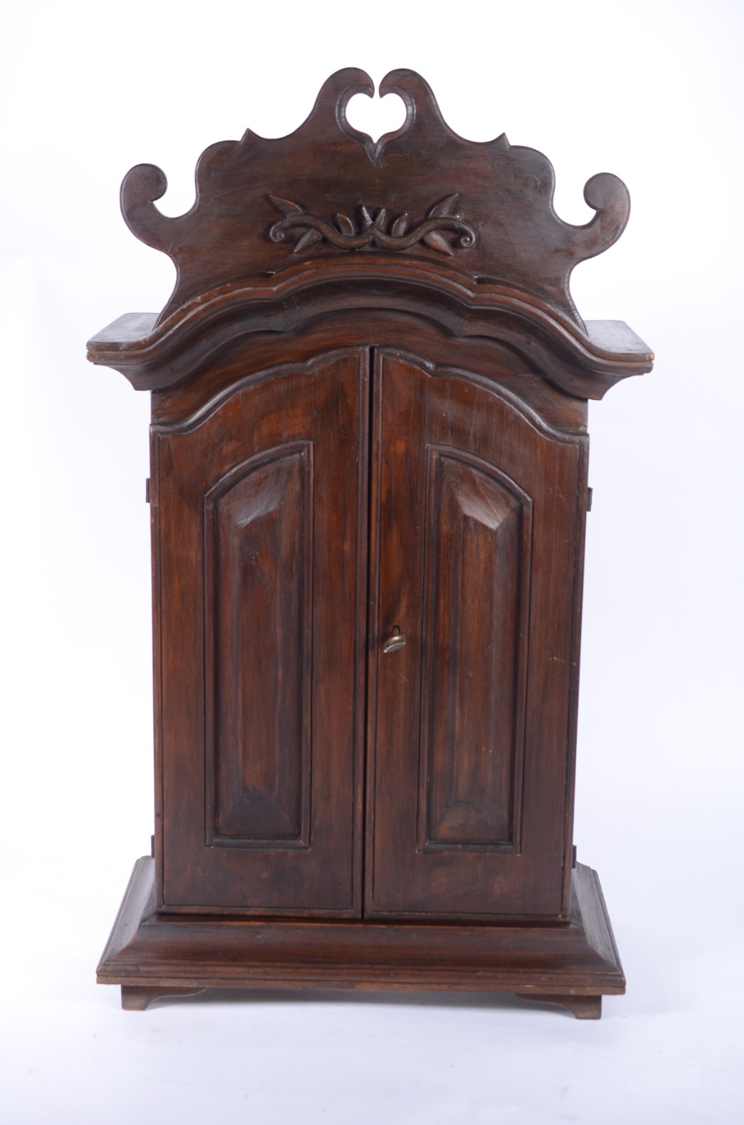 Oratório de madeira nobre com duas portas almofadadas, arremate... - foto 2 de 5