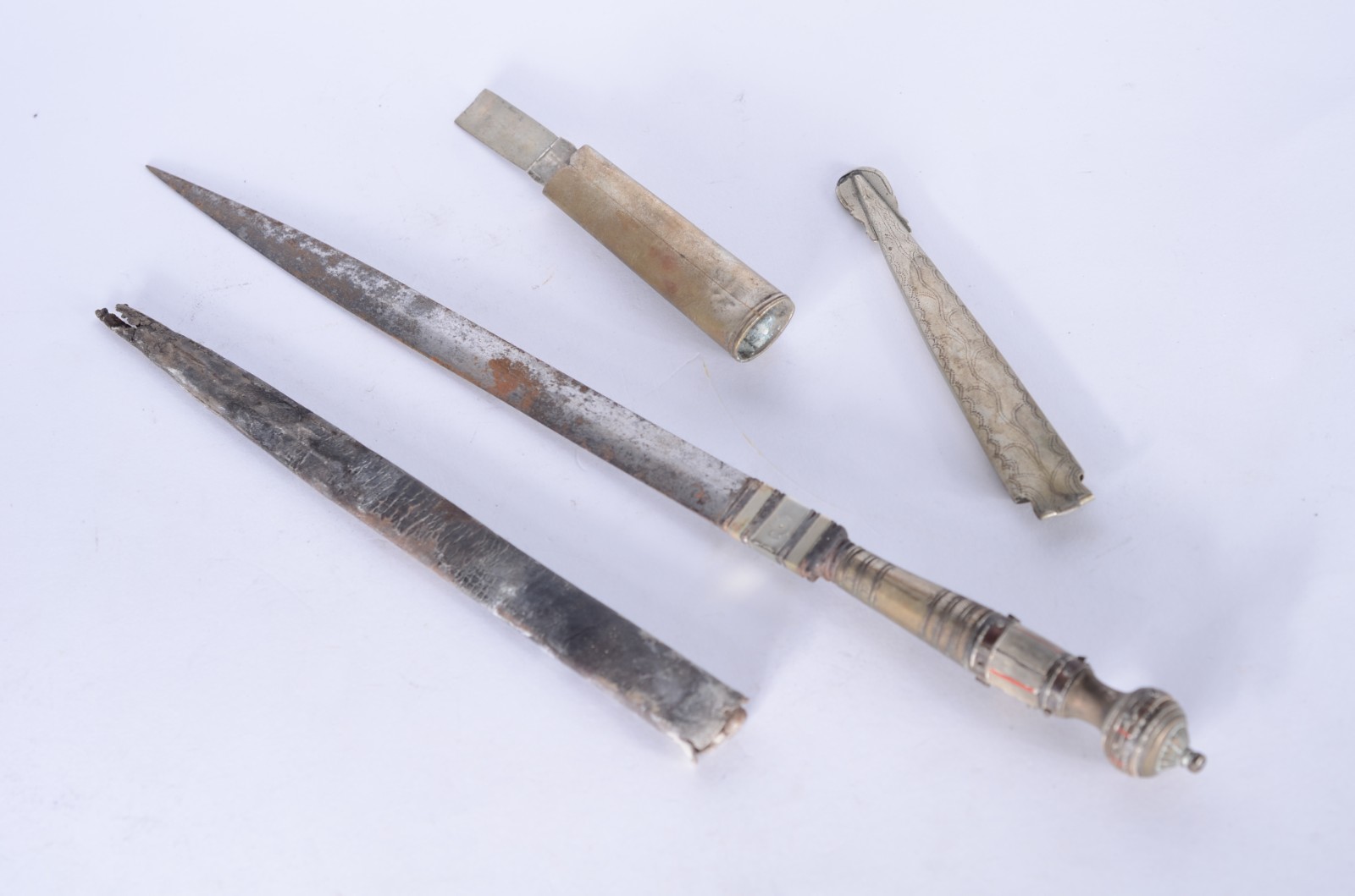 Diversas peças de metal, sendo: par de sapatas, 4 estribos, 3 jarras... - foto 6 de 6