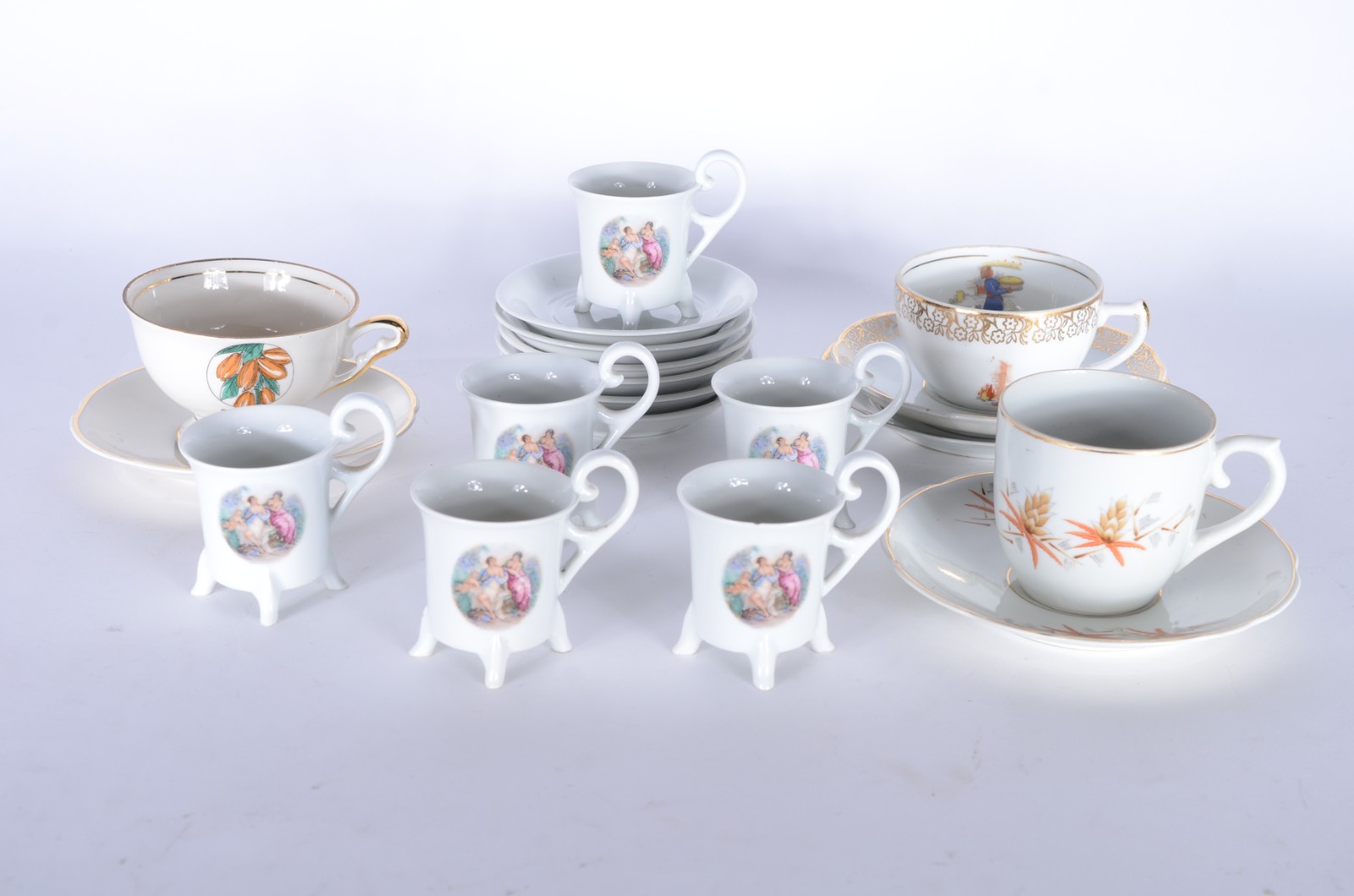 Conjunto para café com 6 xícaras com pires de porcelana branca... - foto 1 de 10