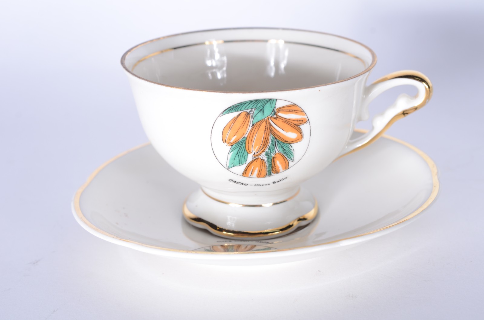Conjunto para café com 6 xícaras com pires de porcelana branca... - foto 2 de 10