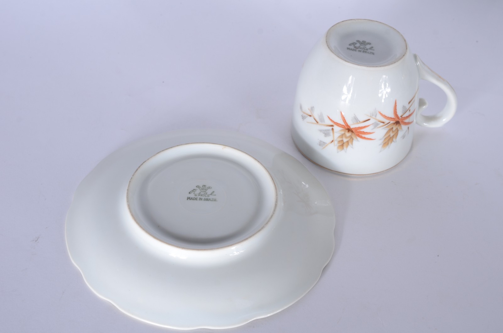 Conjunto para café com 6 xícaras com pires de porcelana branca... - foto 6 de 10