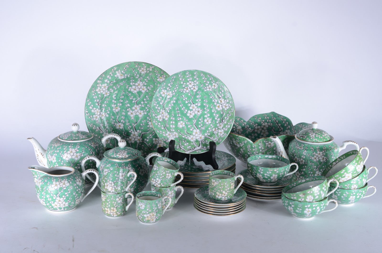 Serviço para chá, café e bolo de porcelana oriental, fundo verde... - foto 1 de 9