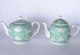Serviço para chá, café e bolo de porcelana orie... - Serviço para chá, café e bolo de porcelana oriental, fundo verde decorado com flores brancas, composto de: 6 xícaras para café com pires, 6 xíca...