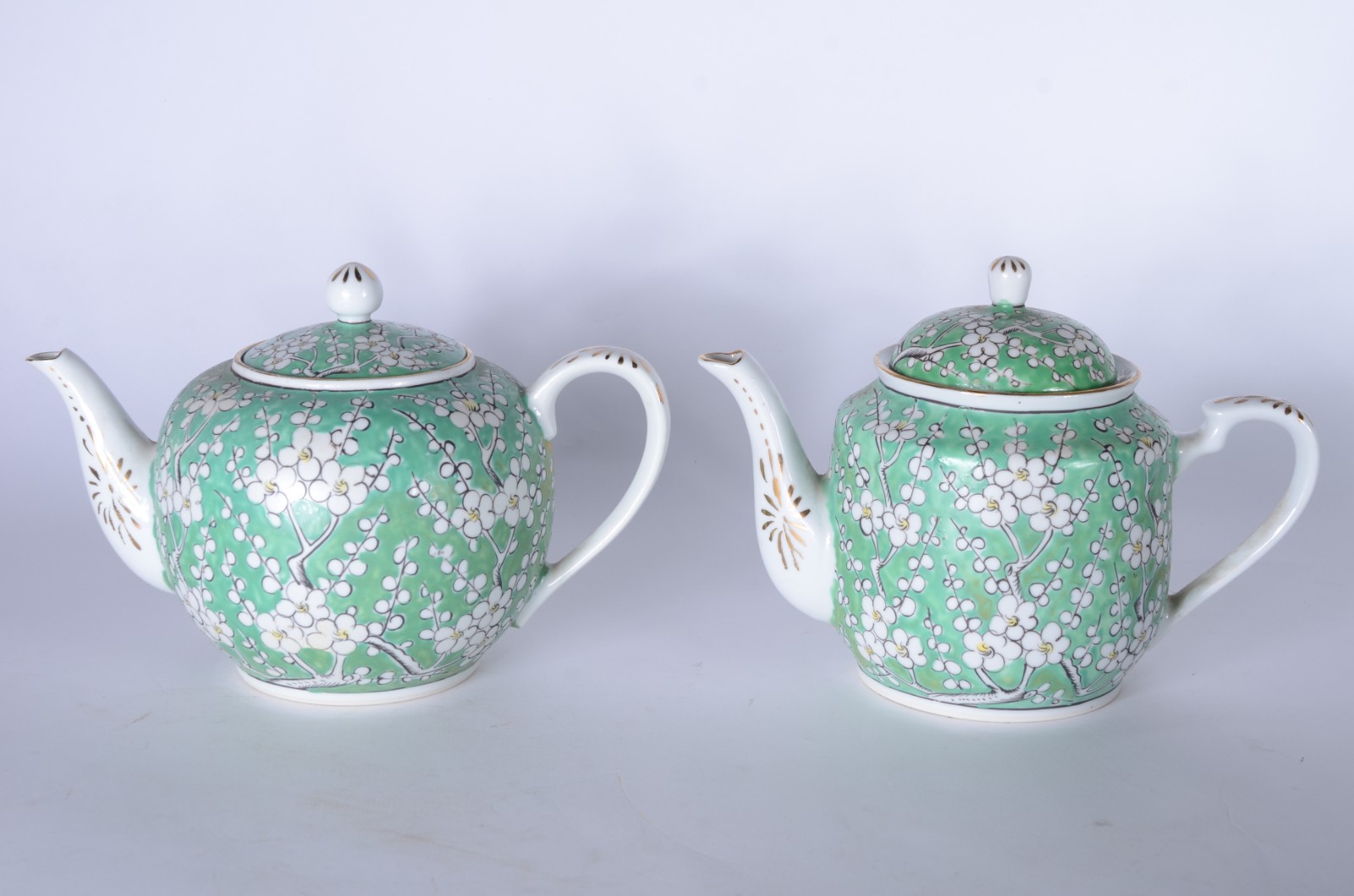 Serviço para chá, café e bolo de porcelana oriental, fundo verde... - foto 2 de 9