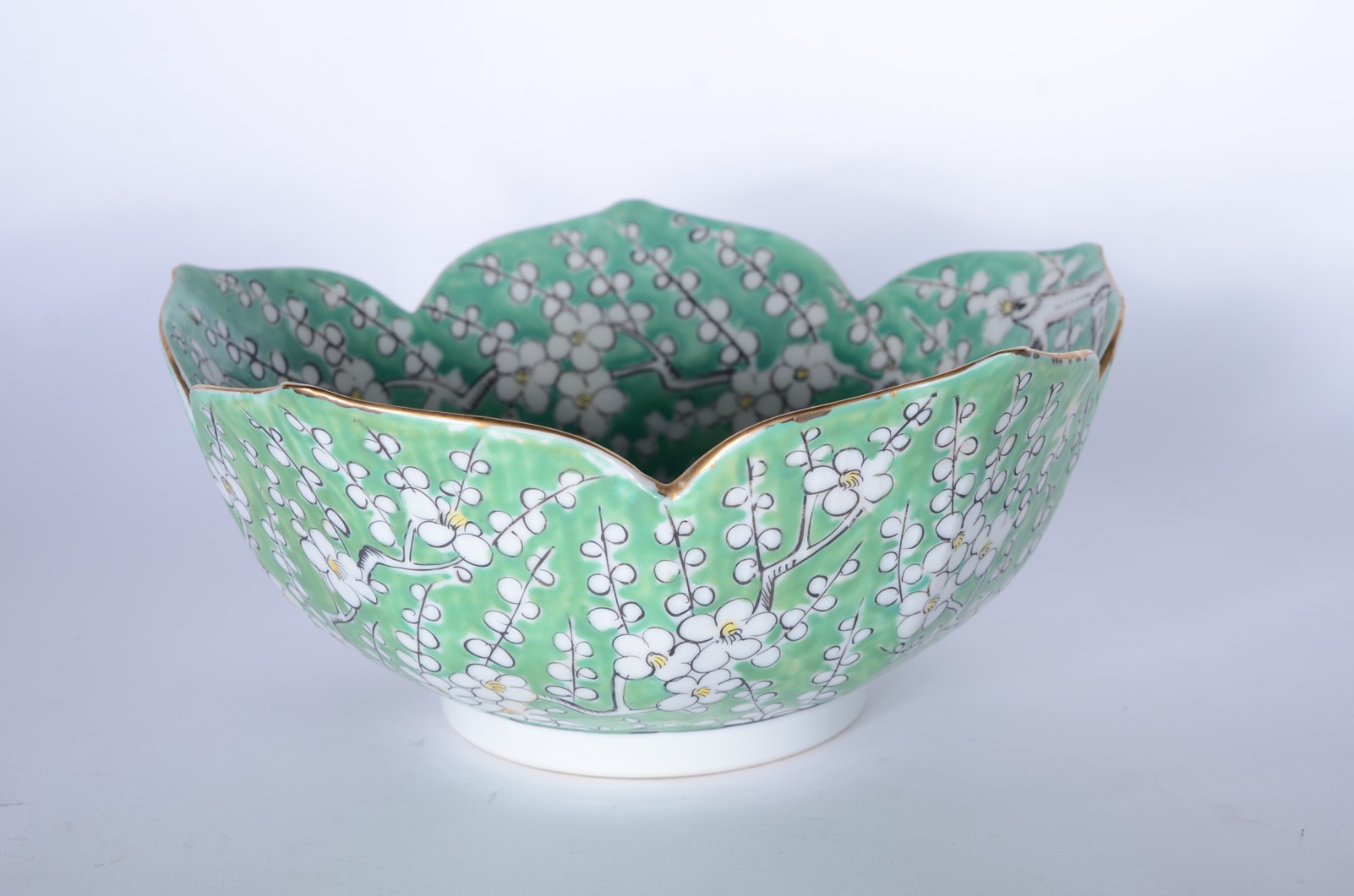 Serviço para chá, café e bolo de porcelana oriental, fundo verde... - foto 3 de 9