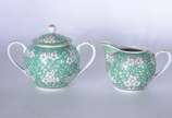 Serviço para chá, café e bolo de porcelana orie... - Serviço para chá, café e bolo de porcelana oriental, fundo verde decorado com flores brancas, composto de: 6 xícaras para café com pires, 6 xíca...