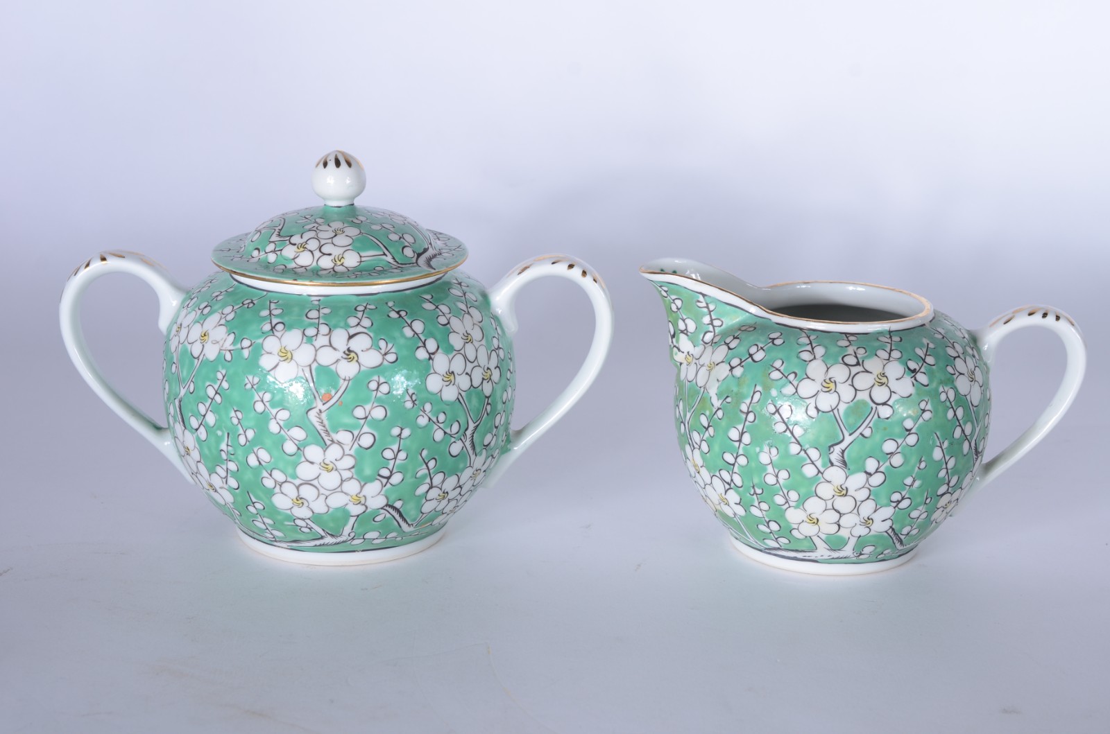 Serviço para chá, café e bolo de porcelana oriental, fundo verde... - foto 4 de 9