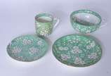 Serviço para chá, café e bolo de porcelana orie... - Serviço para chá, café e bolo de porcelana oriental, fundo verde decorado com flores brancas, composto de: 6 xícaras para café com pires, 6 xíca...