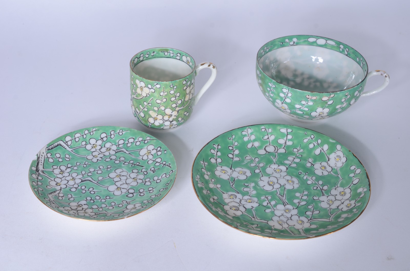 Serviço para chá, café e bolo de porcelana oriental, fundo verde... - foto 5 de 9