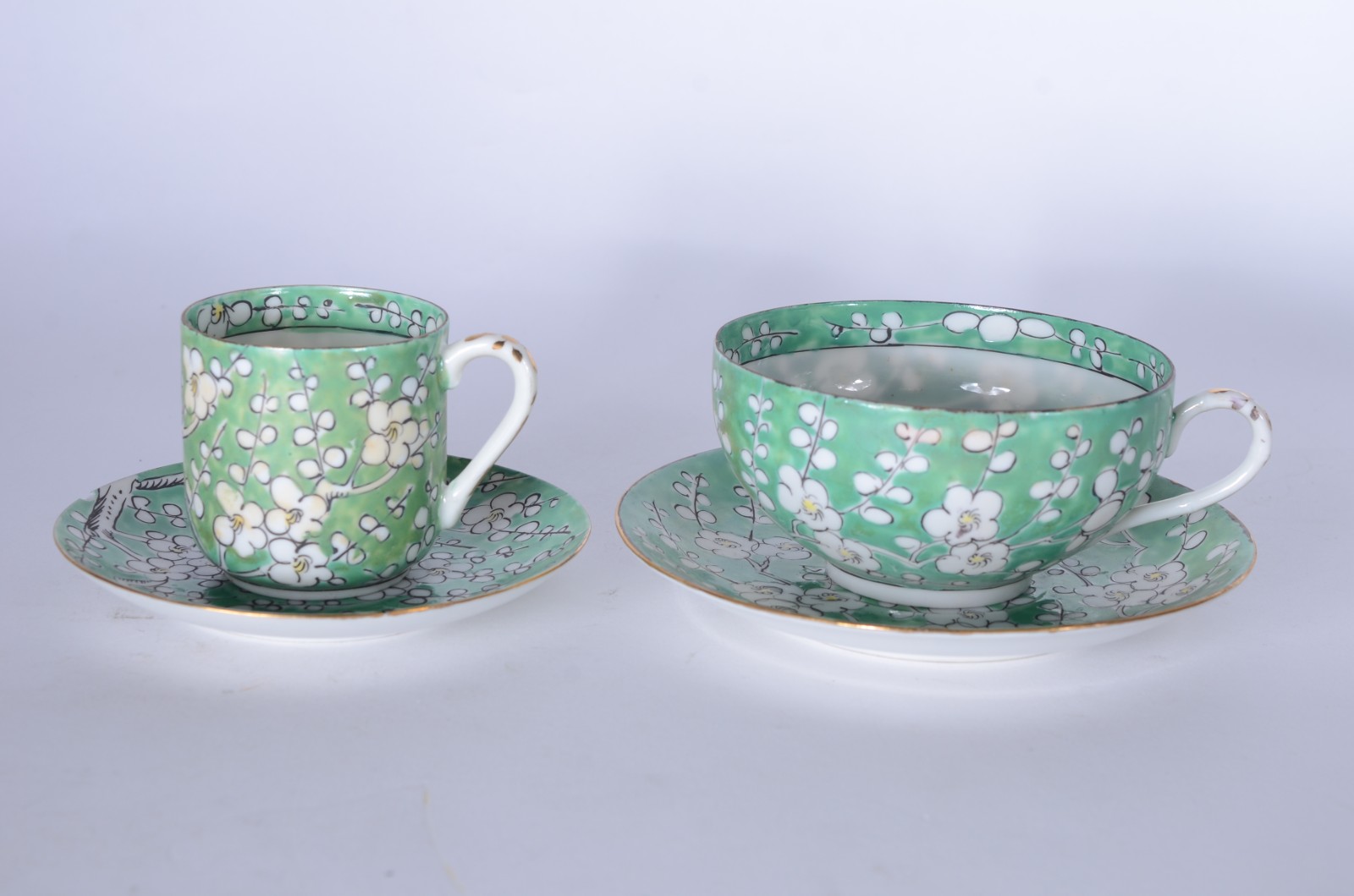 Serviço para chá, café e bolo de porcelana oriental, fundo verde... - foto 6 de 9