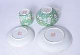 Serviço para chá, café e bolo de porcelana orie... - Serviço para chá, café e bolo de porcelana oriental, fundo verde decorado com flores brancas, composto de: 6 xícaras para café com pires, 6 xíca...