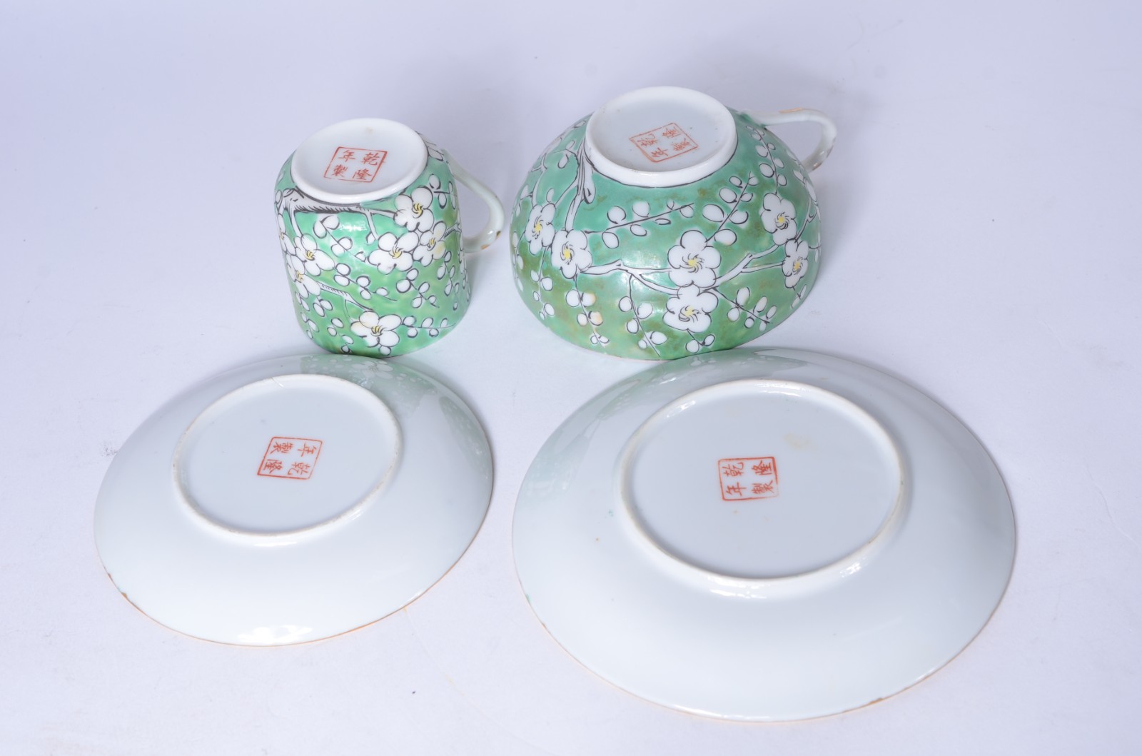 Serviço para chá, café e bolo de porcelana oriental, fundo verde... - foto 7 de 9