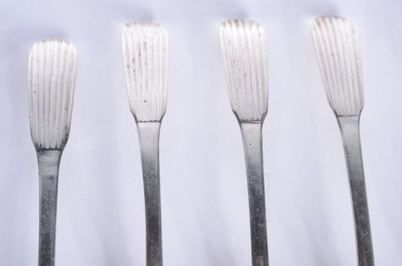 Diversos talheres de prata de lei, sendo conjunto de 12 colheres para... - foto 3 de 6