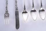 Diversos talheres de prata de lei, sendo conjun... - Diversos talheres de prata de lei, sendo conjunto de 12 colheres para chá e uma para açúcar; e, um garfinho e uma faca para pasta em decorações ...