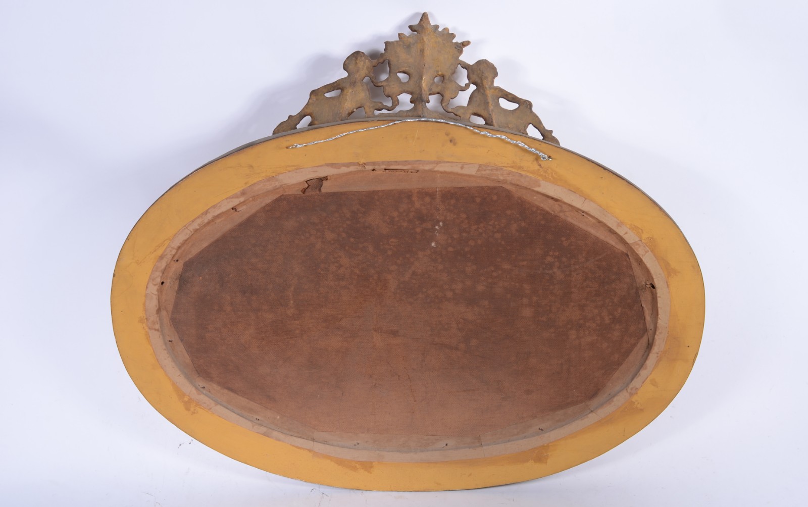 Espelho de cristal bisotado, feitio oval, moldura entalhada e dourada... - foto 5 de 5