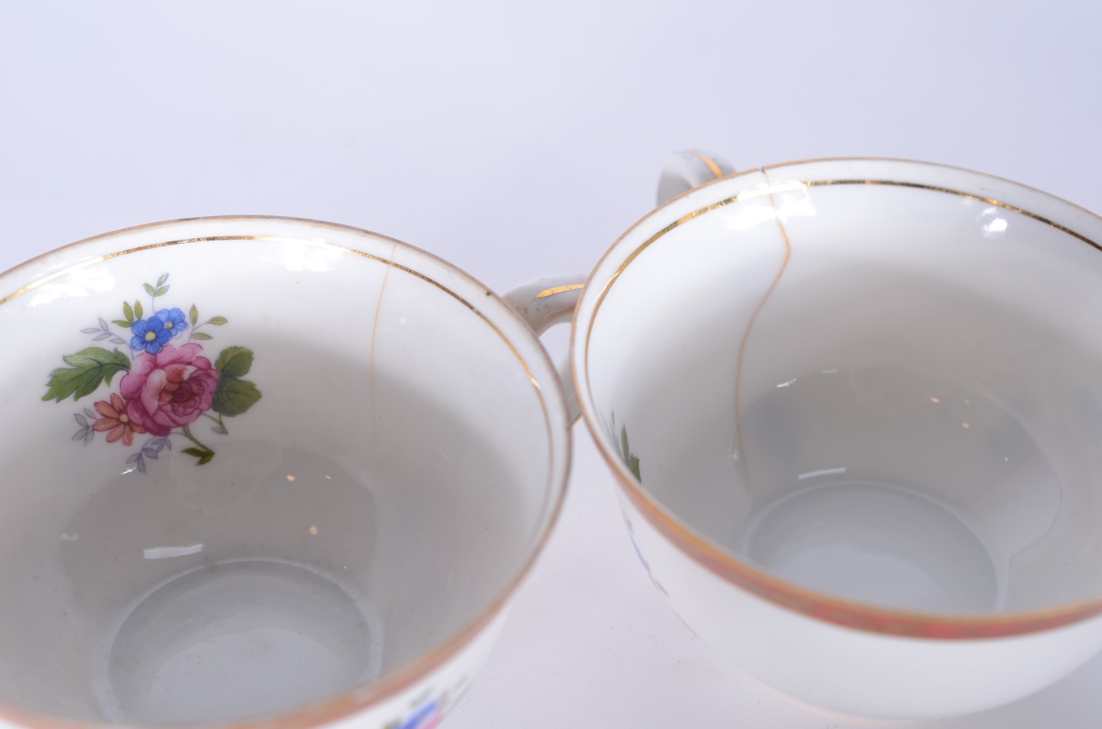 Serviço para chá de porcelana Real, branca decorada com flores em... - foto 5 de 8
