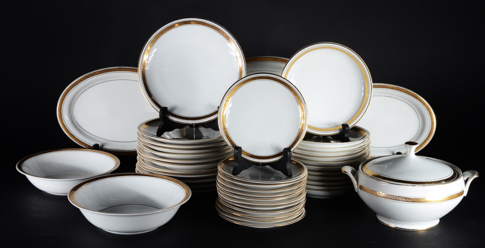 Aparelho de jantar de porcelana Mauá, composto de: 12 pratos rasos... - foto 1 de 6