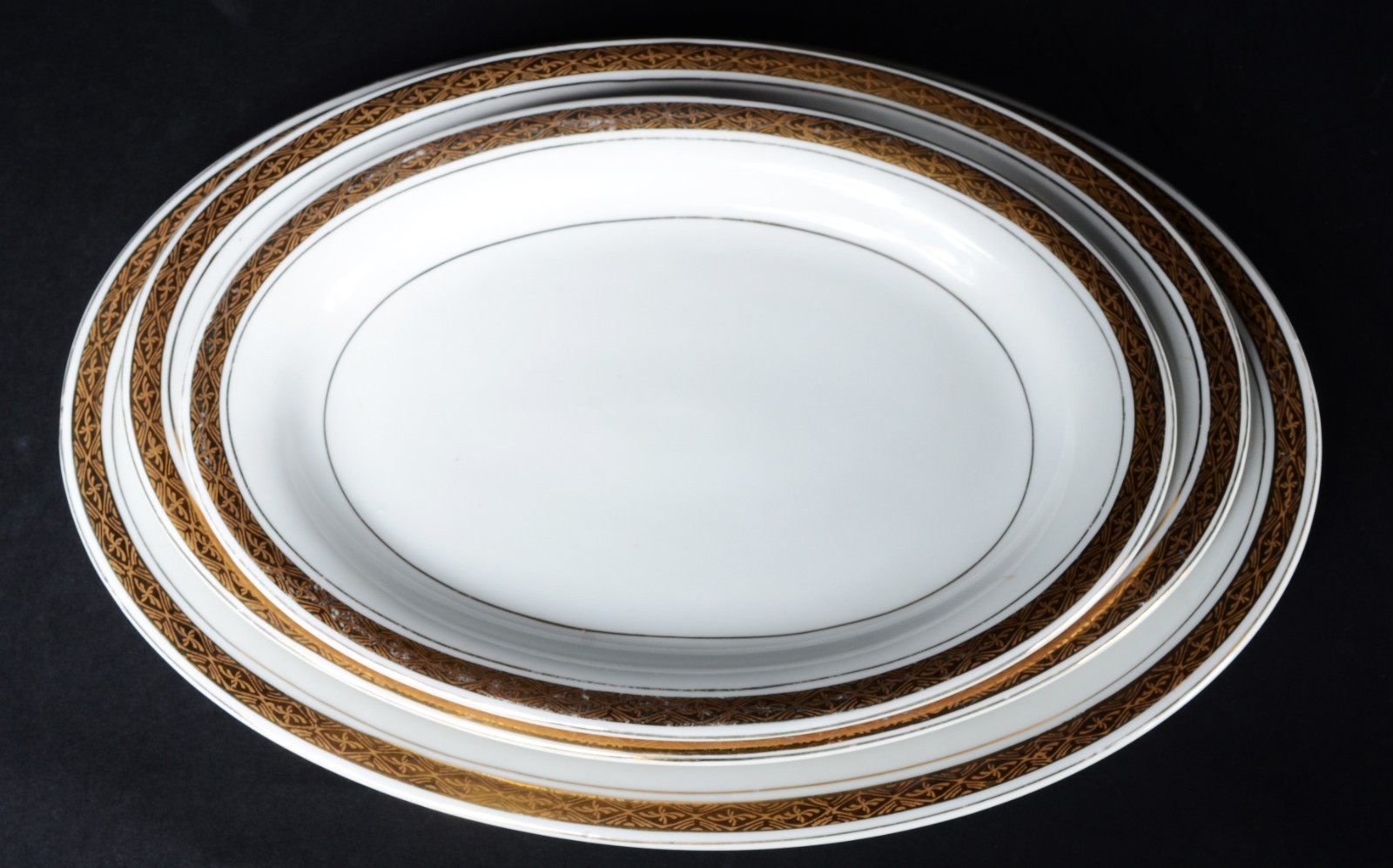Aparelho de jantar de porcelana Mauá, composto de: 12 pratos rasos... - foto 3 de 6